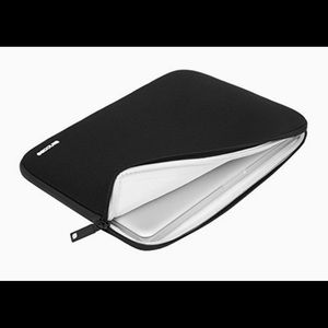 Incase Designs Classic Sleeve Featuring Ariaprene 13 inch - Black ***Preowned**